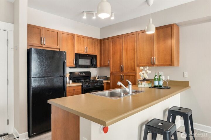 Property Photo:  1880  25th Avenue NE 312  WA 98029 