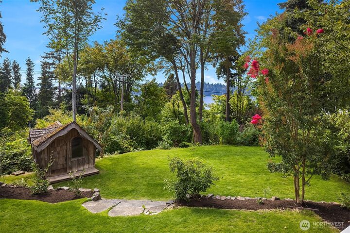 Property Photo: 8105 SE 44th Street WA 98040