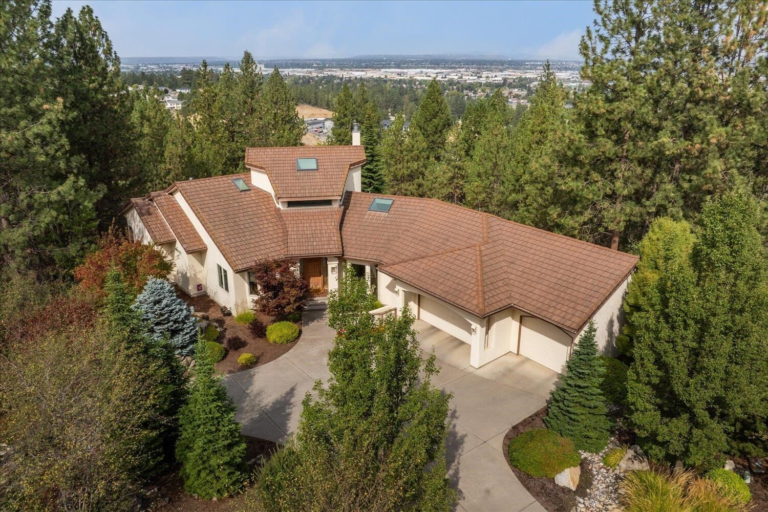 Property Photo:  1502 S Riegel Ct  WA 99212 