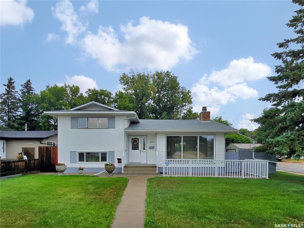 Property Photo:  2429 Cumberland Avenue S  SK S7J 1Z8 