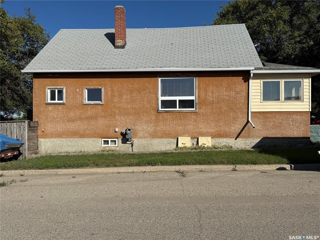 Property Photo:  580 Maple Street W  SK S6H 4X1 