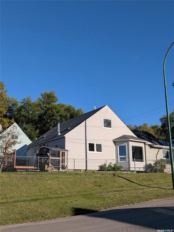 Property Photo:  501 19th Street E  SK S6V 1K3 