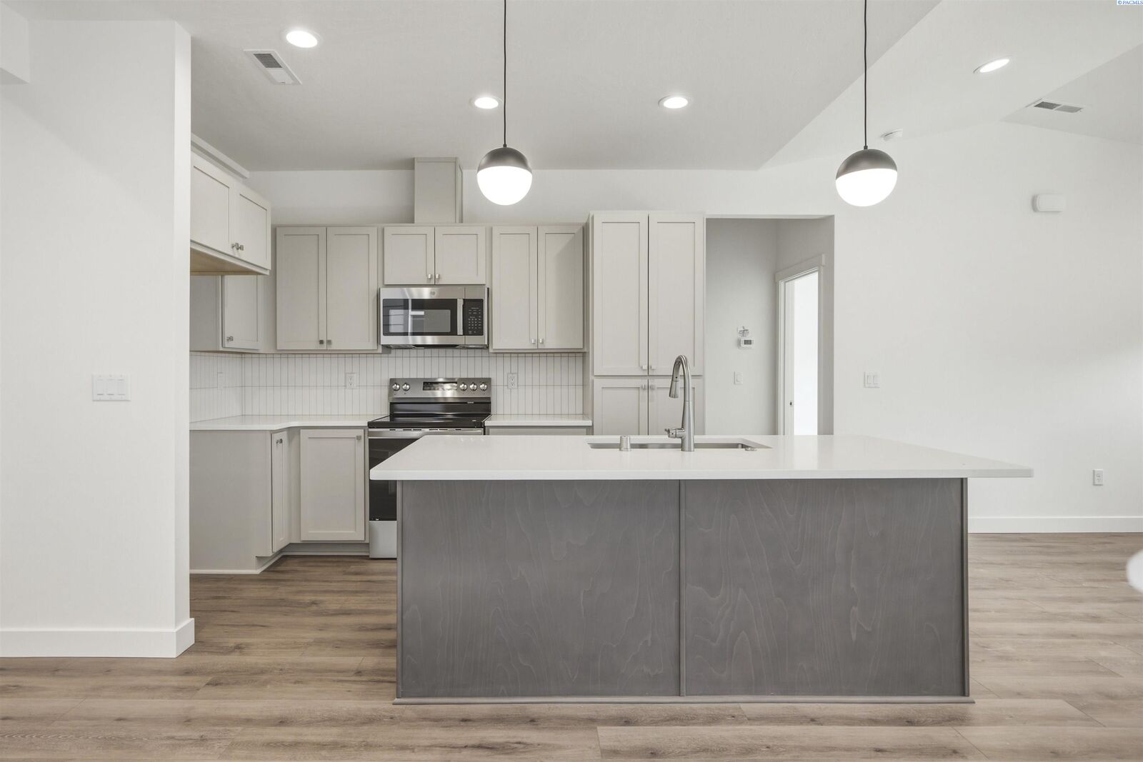 Property Photo: 4437 Conifer St WA 99353