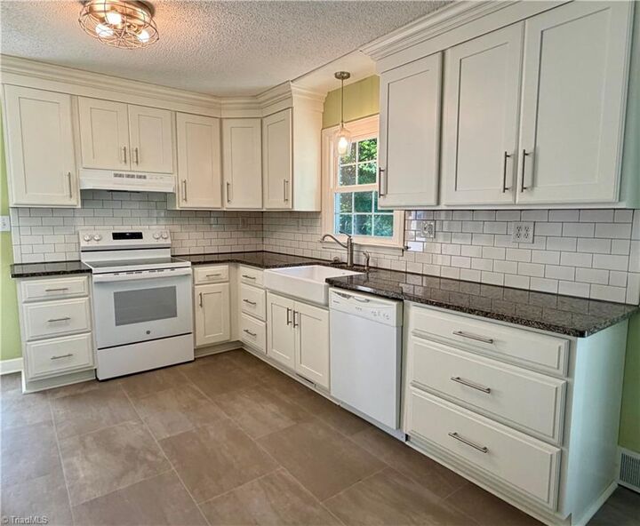 Property Photo: 802 Woodland Boulevard NC 28697
