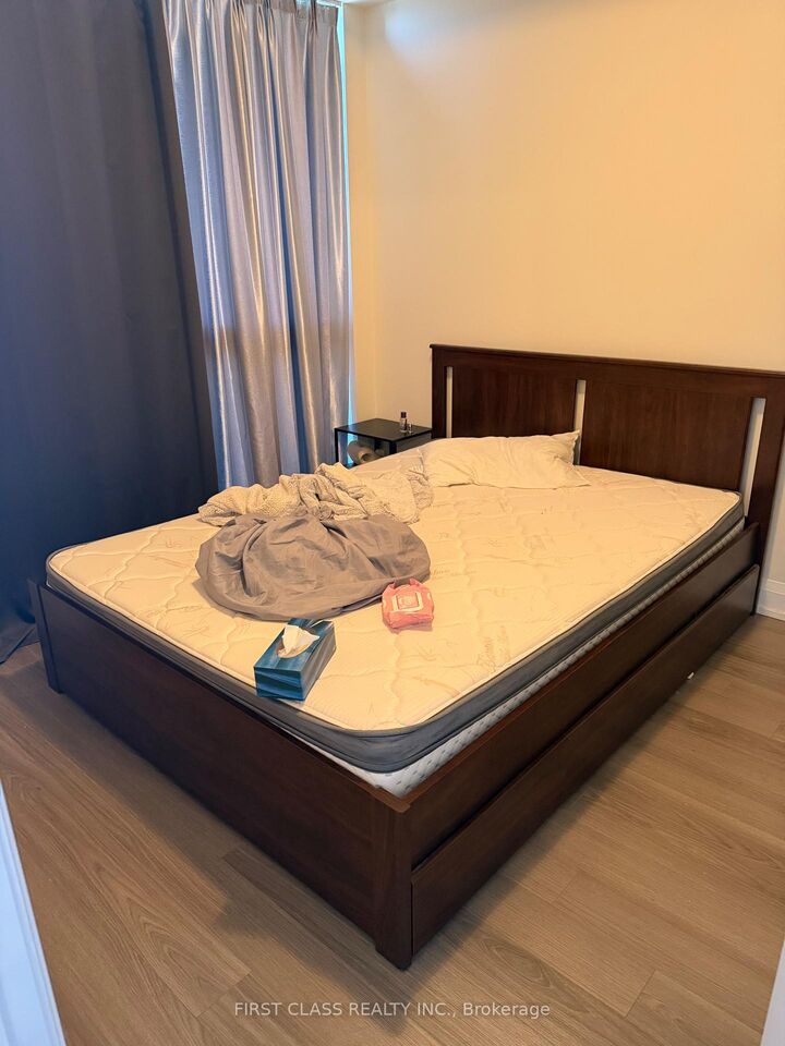 Property Photo:  18 Graydon Hall Drive 1812  ON M3A 0A4 
