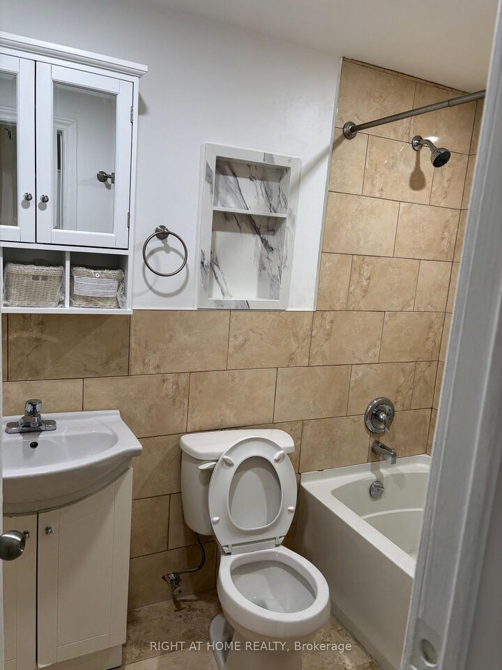 Property Photo:  611 Gerrard Street E Unit 8  ON M4M 1Y2 