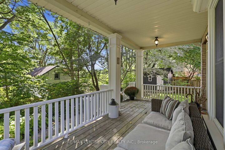 Property Photo:  102 Walnut Street  ON N6H 1C4 