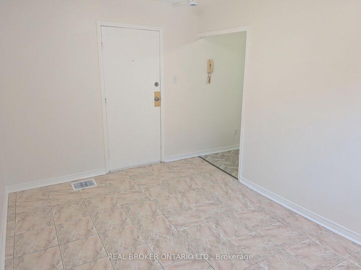 Property Photo:  22 Barton Street E 2  ON L8L 2V5 