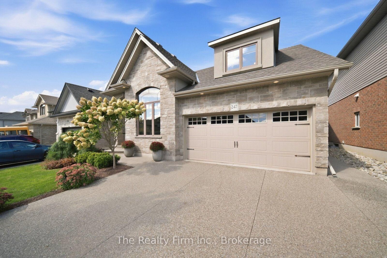 Property Photo:  247 Dieppe Drive  ON N4T 0G1 