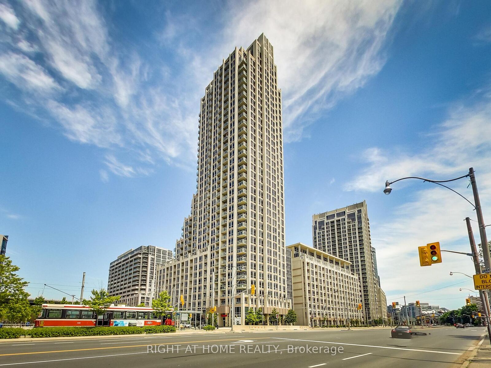 Property Photo:  628 Fleet Street 518  ON M5V 1A8 