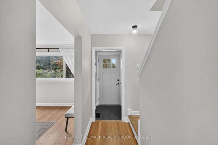 Property Photo: 1213 Emperor Avenue ON K1Z 8C3