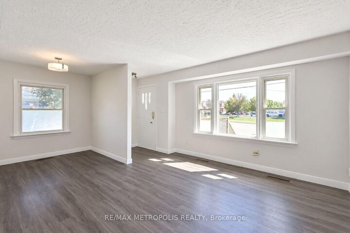 Property Photo:  148 Winchester Road E  ON L1M 1X2 