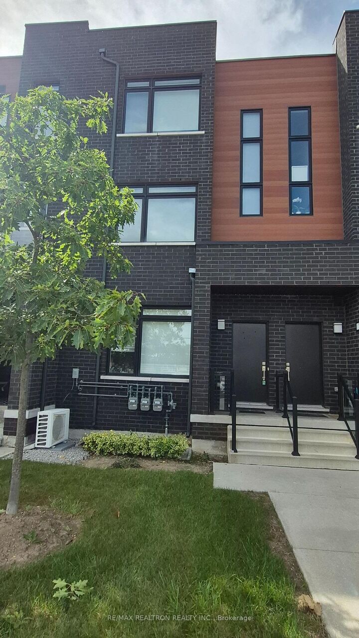 Property Photo:  370 Red Maple Road 79  ON L4C 5T4 