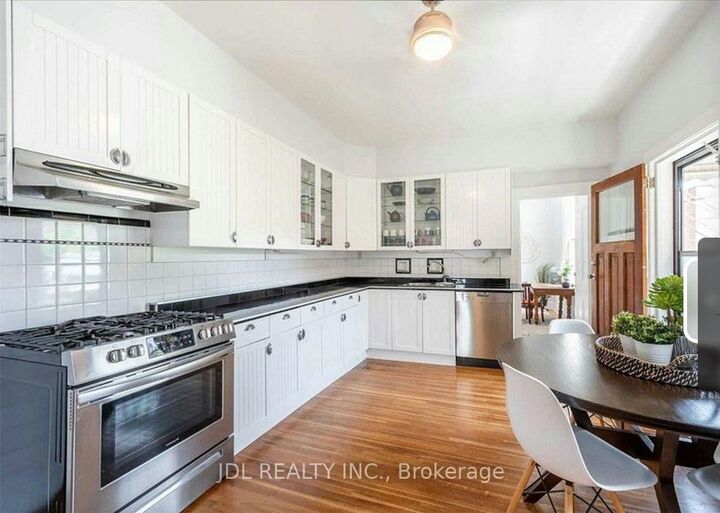 Property Photo:  137 Denison Ave Avenue One Bedroom 2nd Floor  ON M5T 2N2 