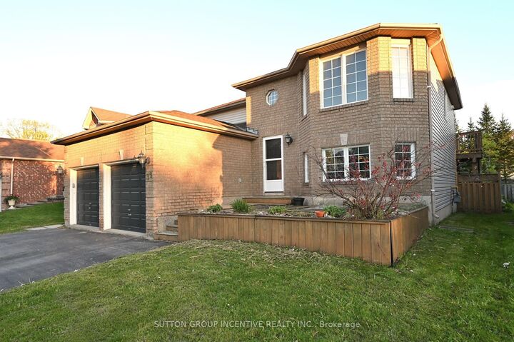 Property Photo:  39 Jones Drive Upper  ON L4M 6H7 