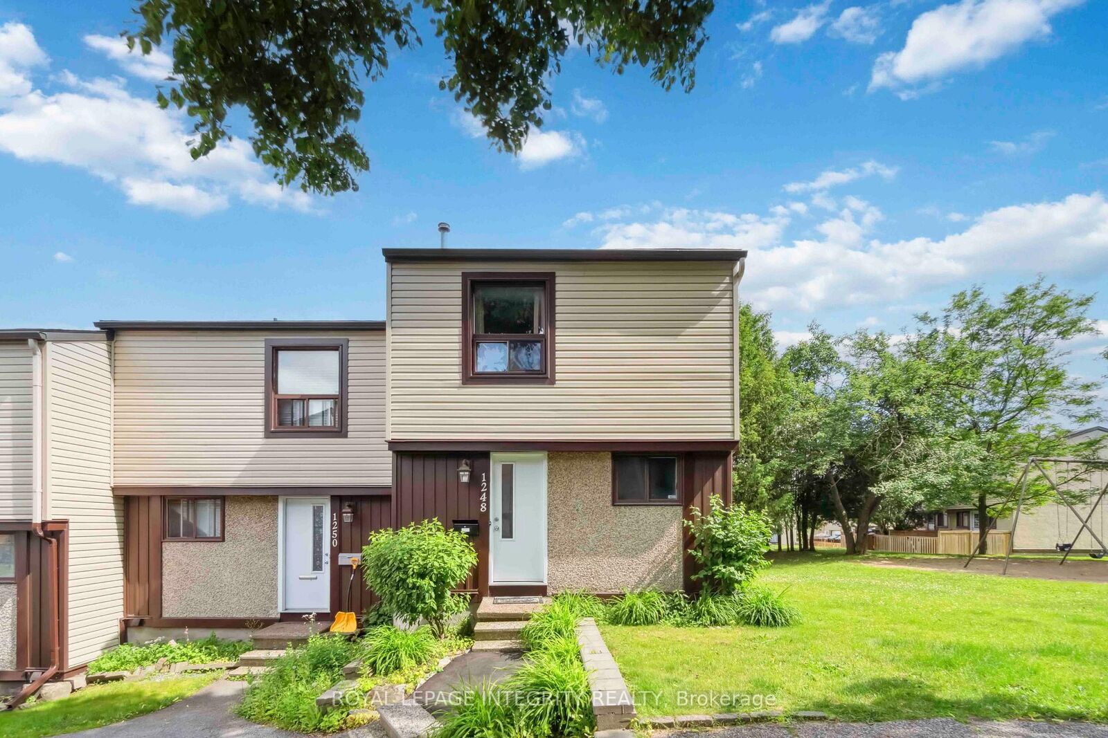 Property Photo: 1248 Bethamy Lane ON K1J 8P4