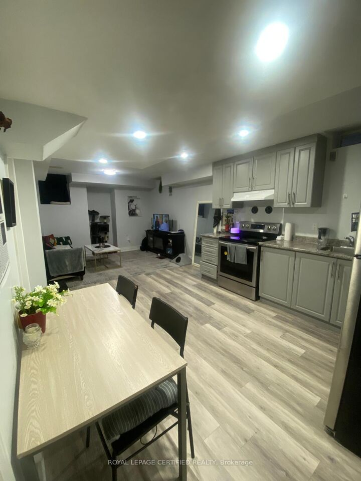 Property Photo:  33 Truro Circle  ON L7A 0C4 