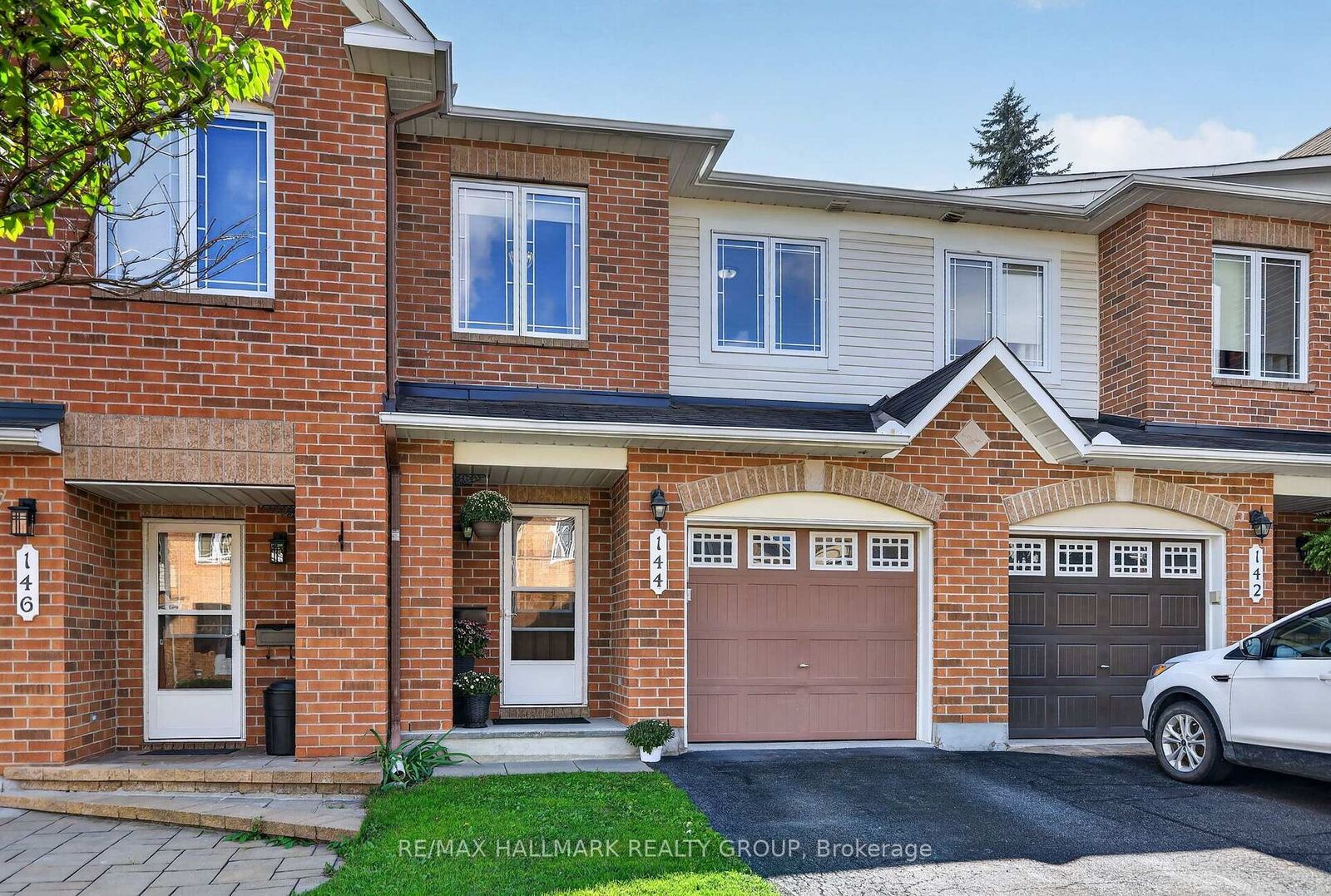 Property Photo: 144 Marrissa Avenue ON K1J 0A6