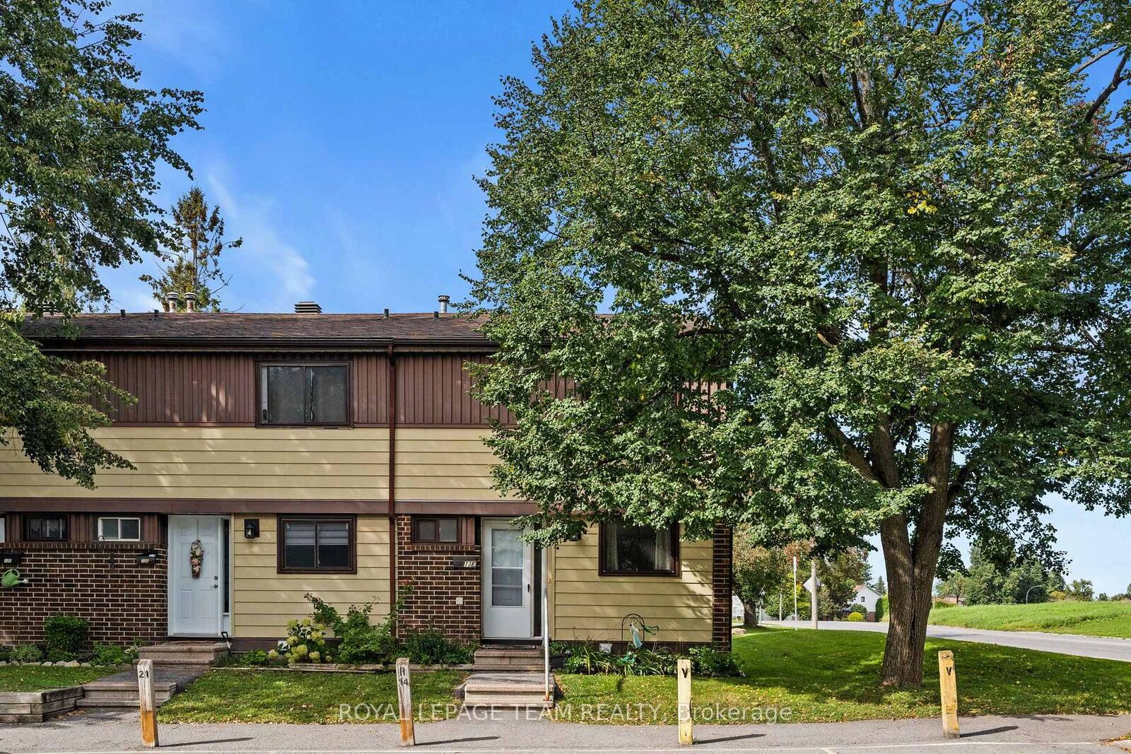 Property Photo:  73 Foxfield Drive  ON K2J 1L7 