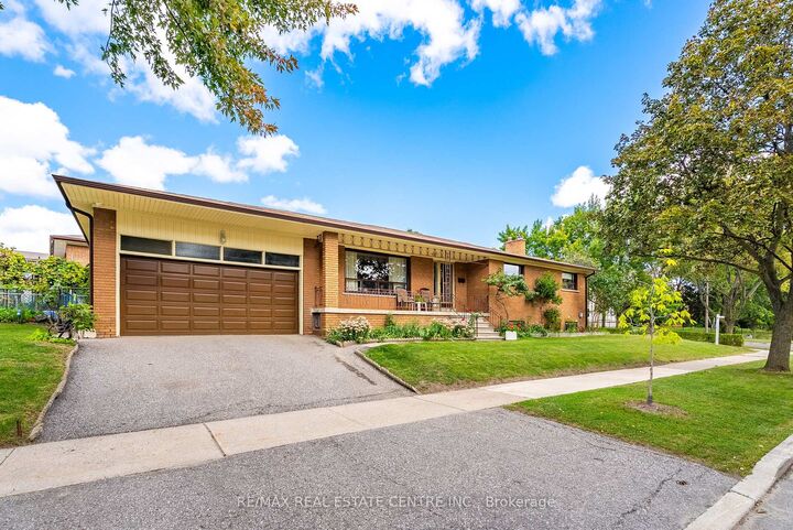 Property Photo:  4 Dunreo Drive  ON M3L 2E9 