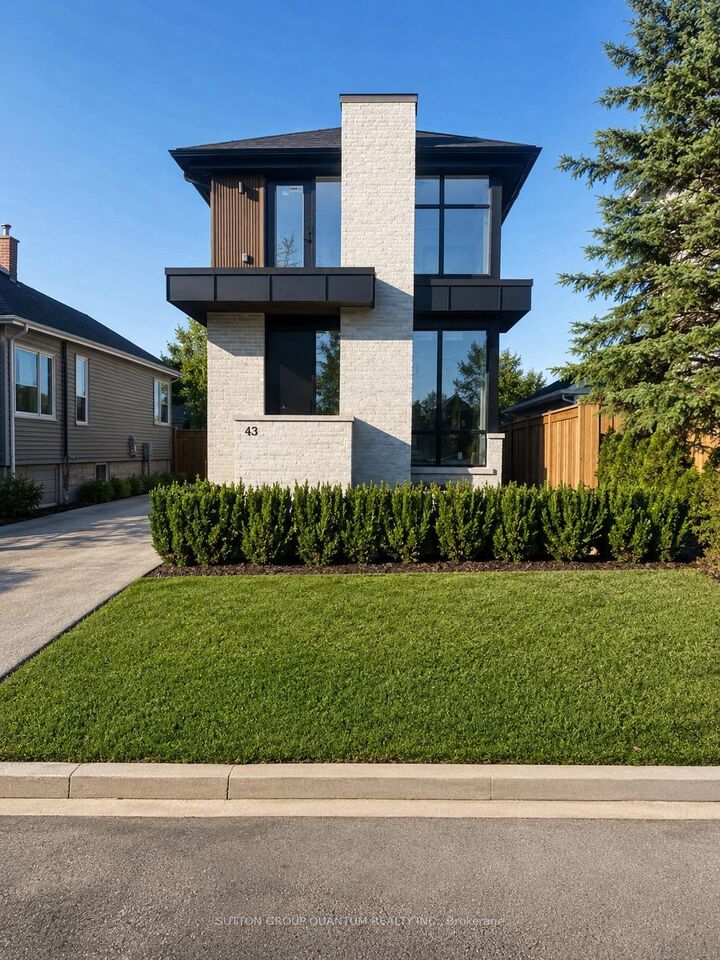 Property Photo:  43 Elmwood Avenue N #1  ON L5G 3K1 