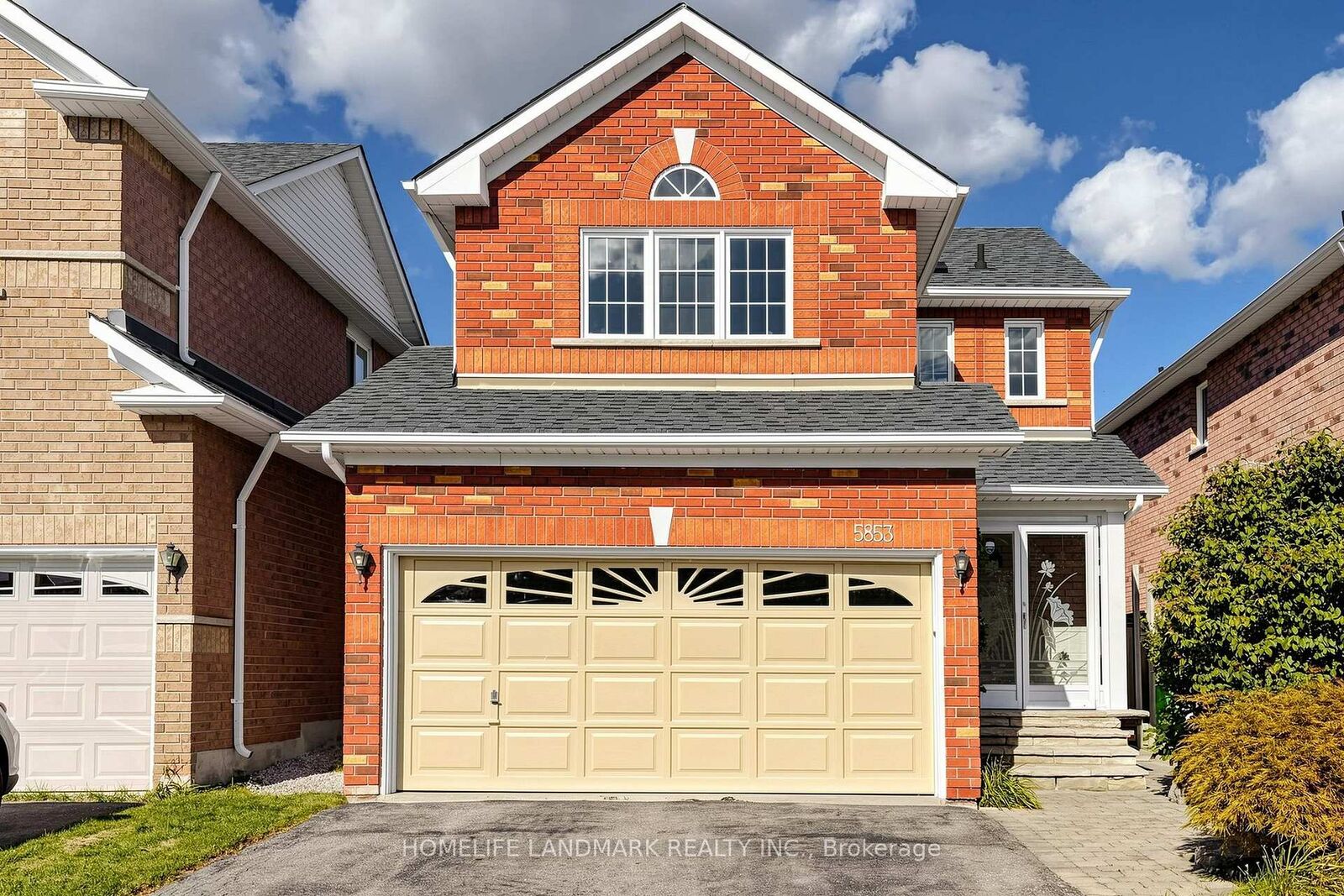 Property Photo:  5853 Swordsman Drive  ON L5M 6P4 