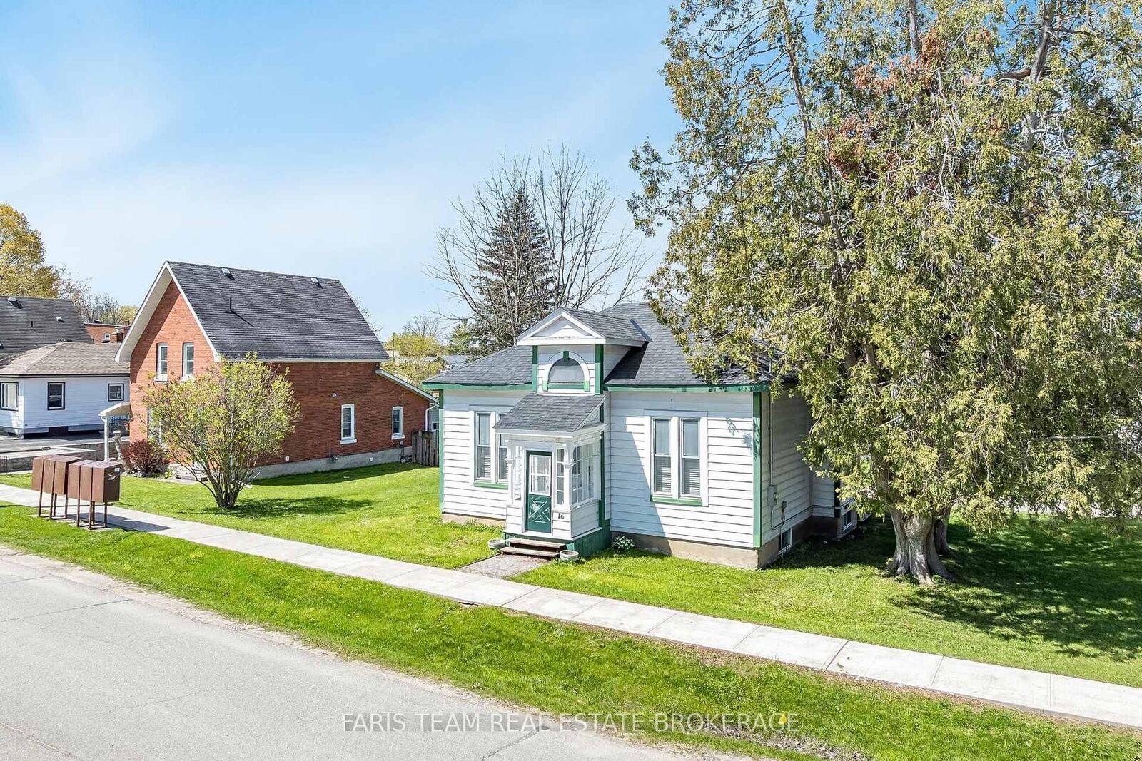 Property Photo:  16 Peel Street  ON L9M 1A6 