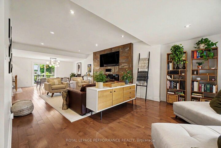 Property Photo:  2061 Cabot Street  ON K1H 6J7 