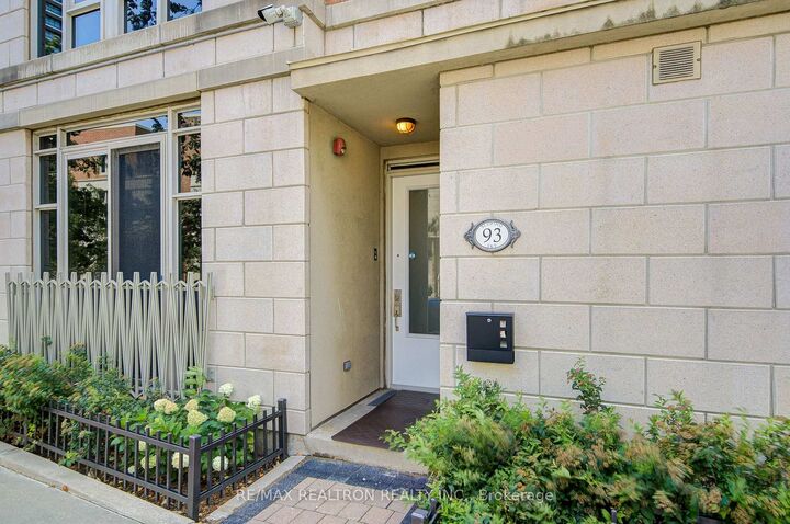 Property Photo:  93 Sloping Sky Mews Th 1  ON M5V 1P4 