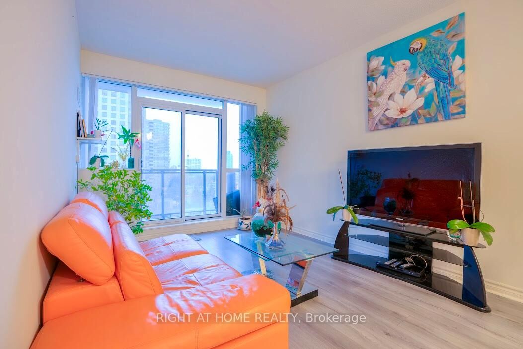 Property Photo:  349 Rathburn Road W 512  ON L5B 0G9 