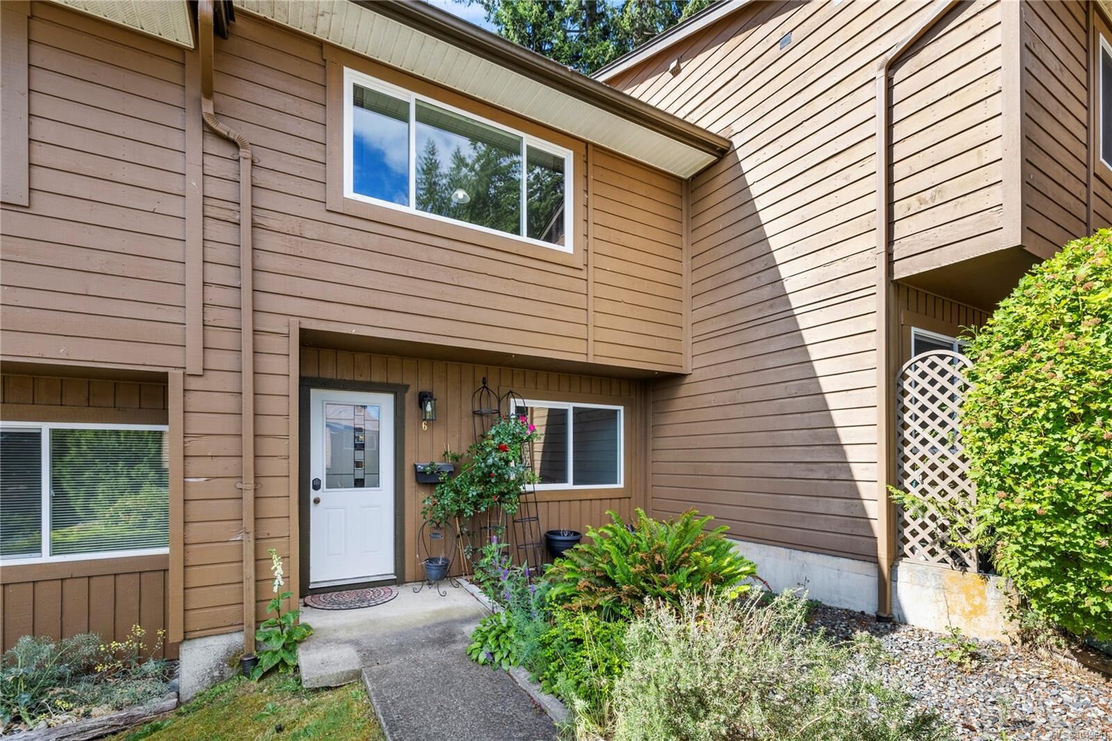 Property Photo:  855 Howard Ave #6  BC V9R 5V4 
