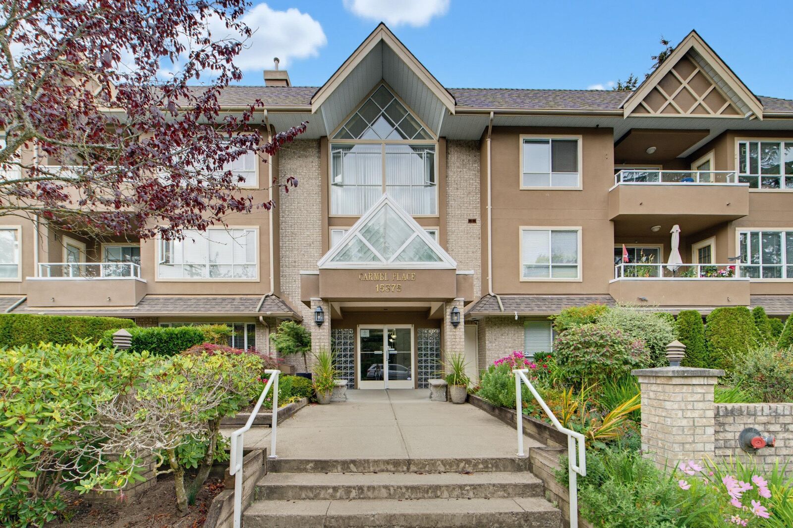 Property Photo:  15375 17 Avenue 203  BC V4A 1T8 