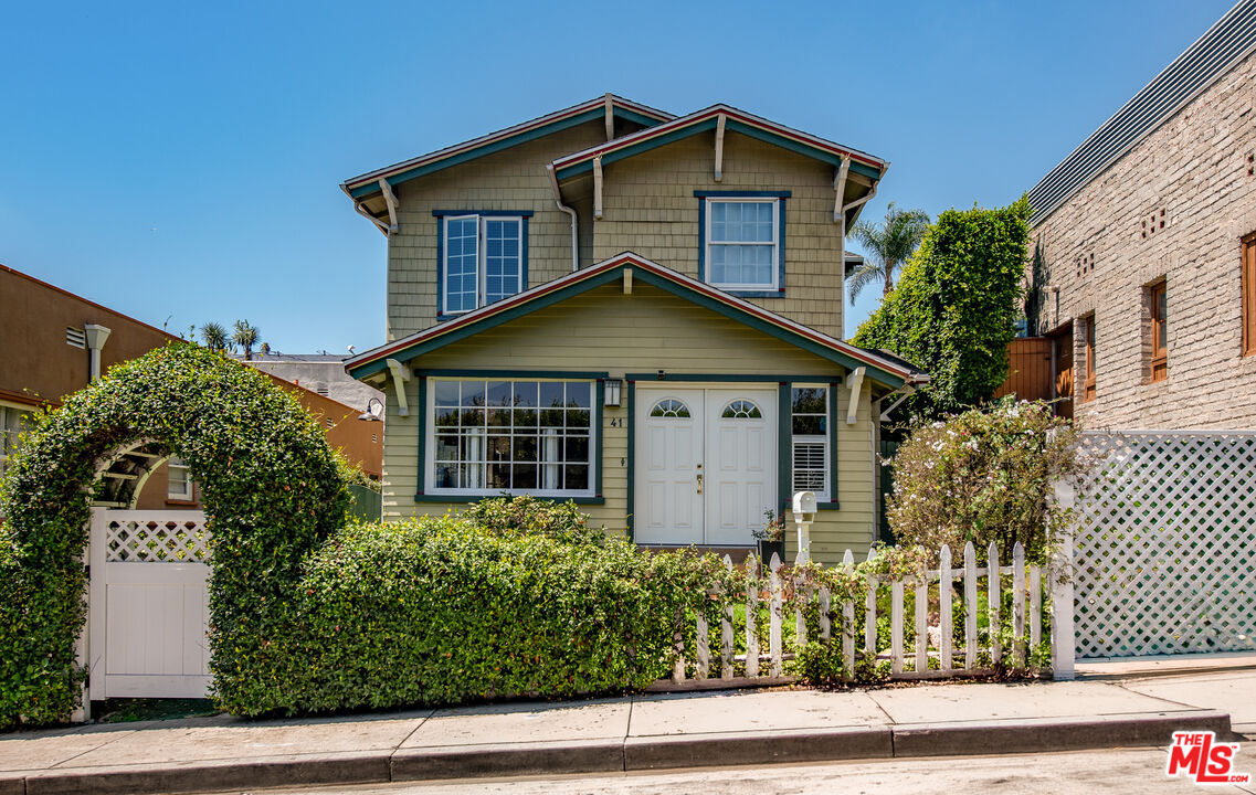 Property Photo: 41 Vicente Ter CA 90401