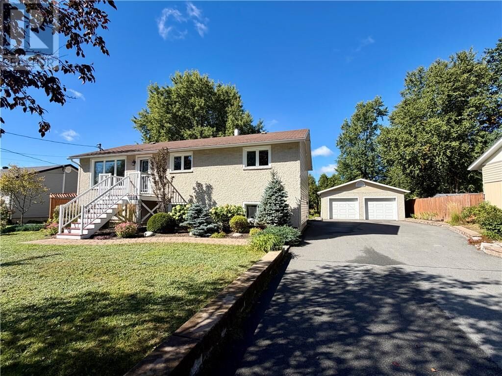 Property Photo:  3032 Hillsdale Court  ON P3N 1A7 