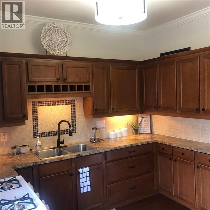 Property Photo:  10 Hume Street Main  ON N5Z 2N8 