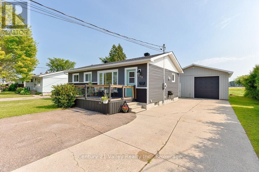Property Photo:  785 Eighth Street  ON K7V 1B5 
