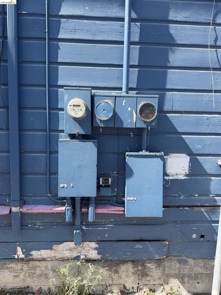 Property Photo: 2520 Clement Ave CA 94501