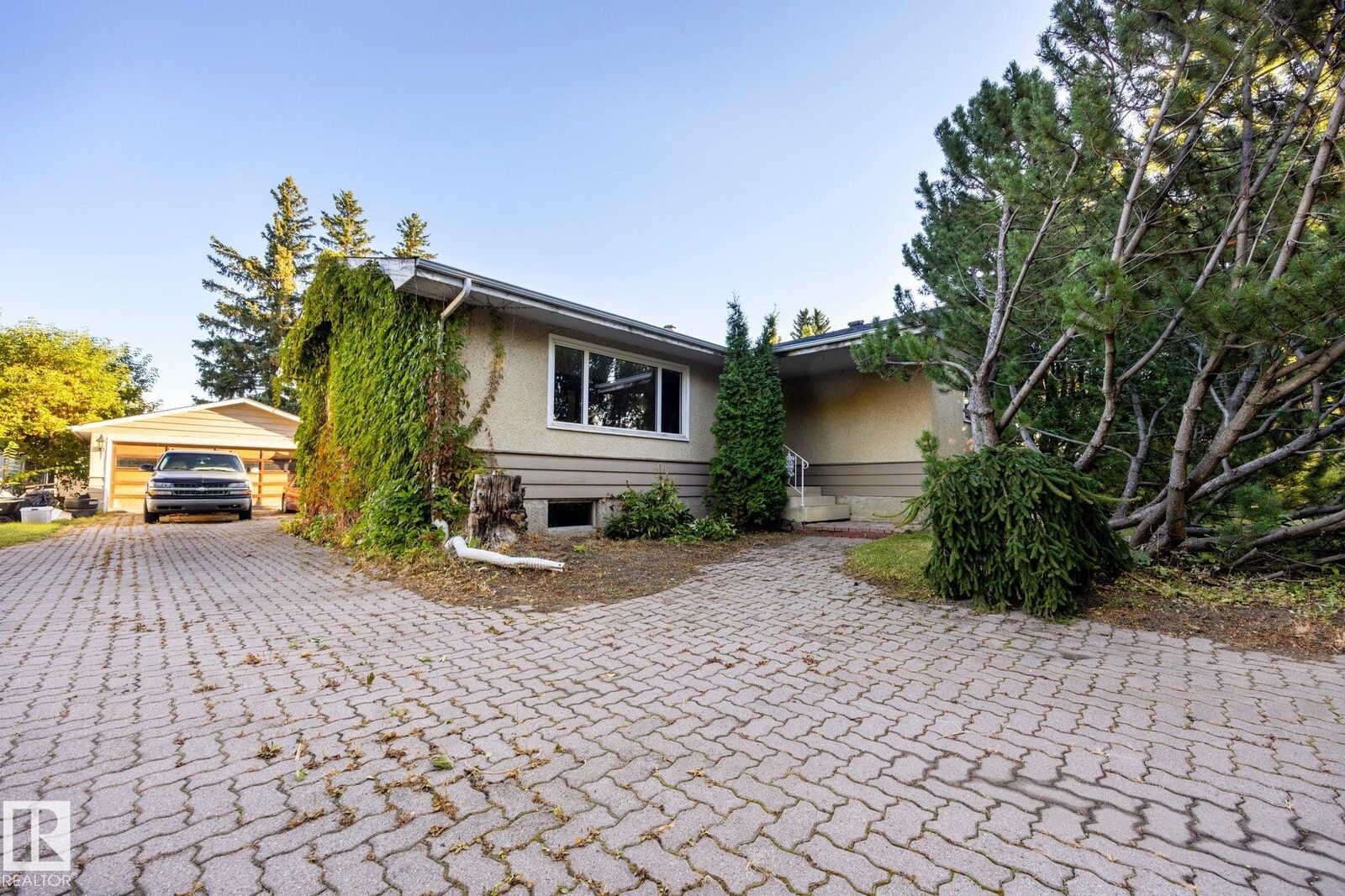 Property Photo:  6 Raven Drive  AB T8A 0C3 