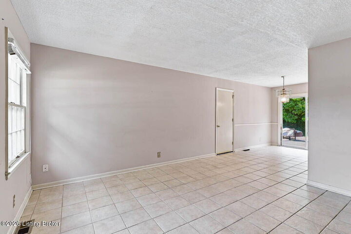 Property Photo: 8801 Blossom Ln KY 40242