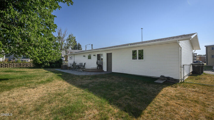 Property Photo:  1713 5th Avenue NW  ND 58554 