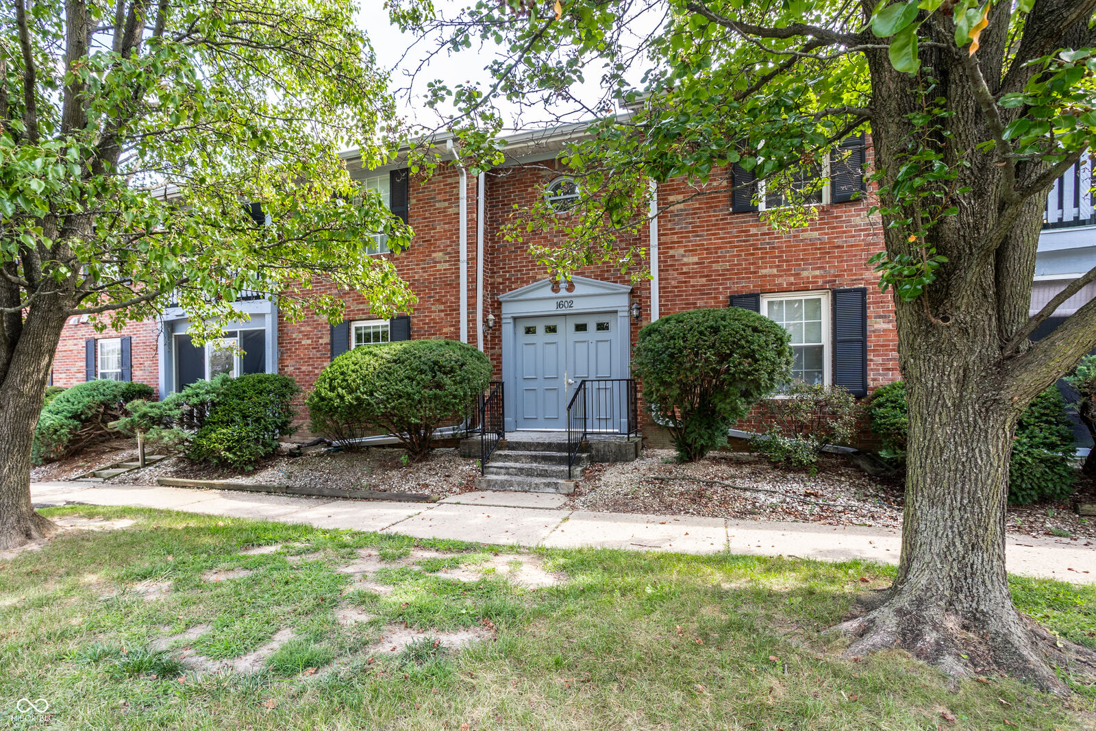 Property Photo: 1602 Queensbridge Square 1 IN 46219