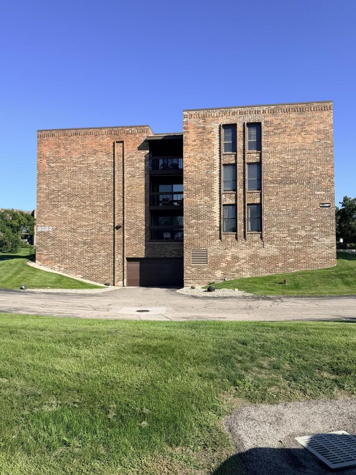 Property Photo: 9002 W Lisbon Ave WI 53222