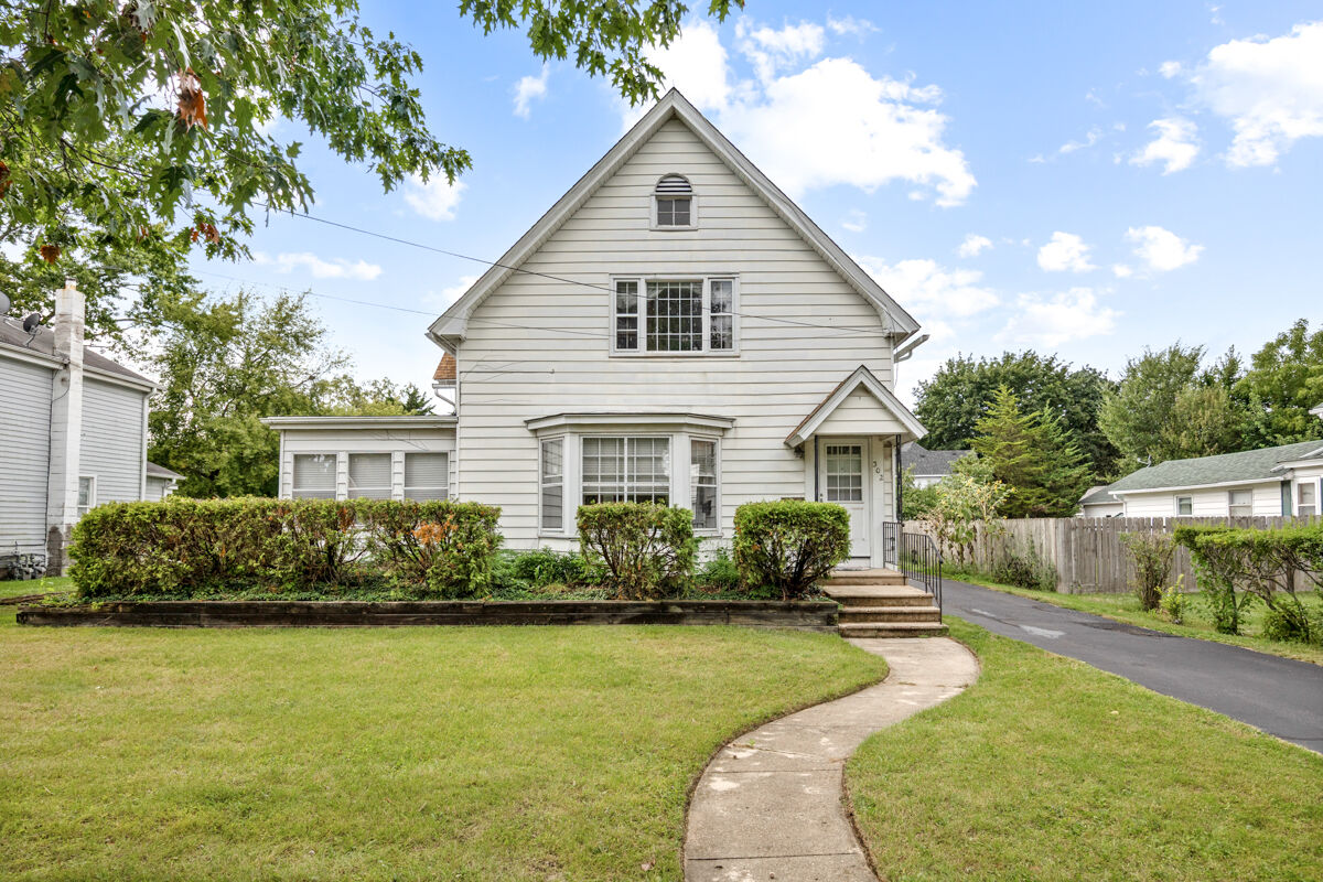 Property Photo:  302 N State Street  IL 60152 