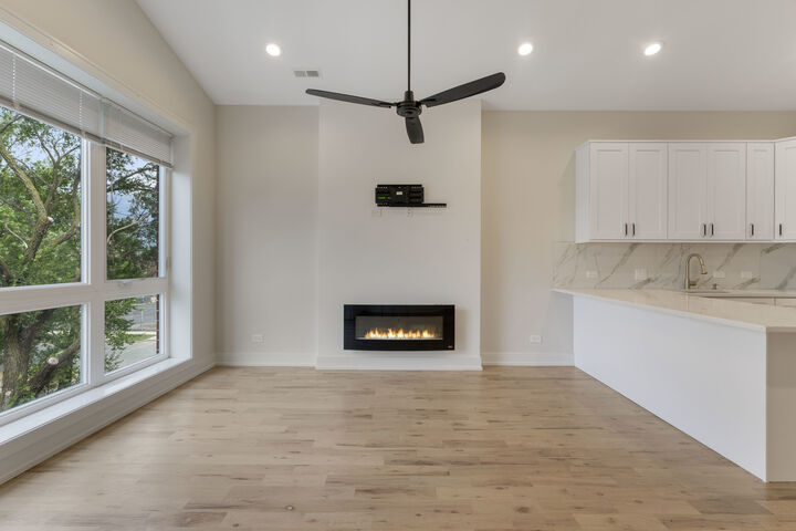 Property Photo:  4605 S Saint Lawrence Avenue 201  IL 60653 