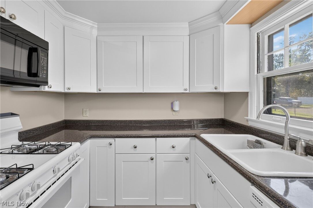 Property Photo: 4680 Hummel Drive NW OH 44483