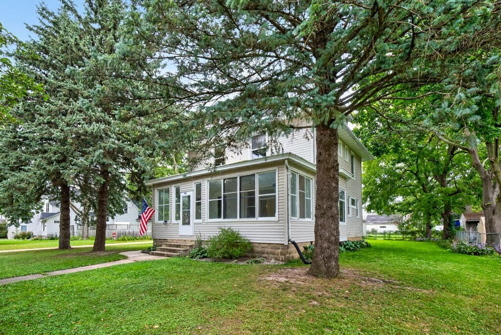Property Photo: 706 N Broadway Avenue MN 55951