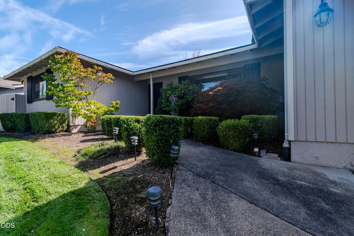 Property Photo: 2836 Pennington Drive OR 97504