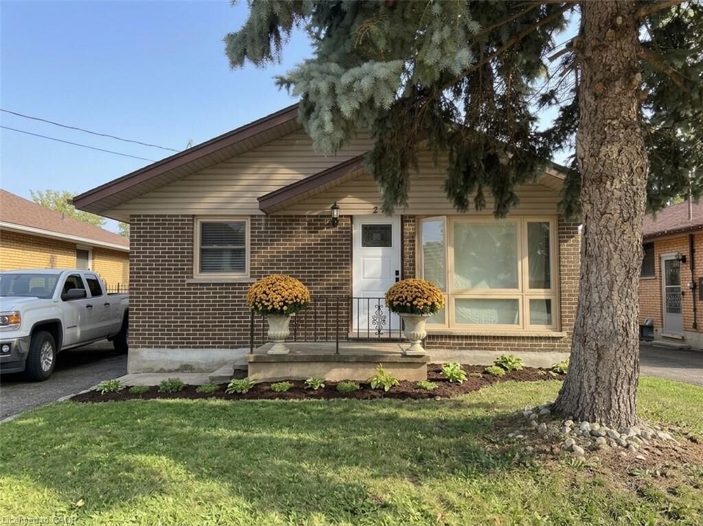 Property Photo: 27 Winslow Drive ON N2M 3C9