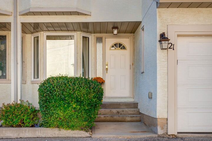 Property Photo:  468 Woodbine Boulevard SW 21  AB T2W 5H7 
