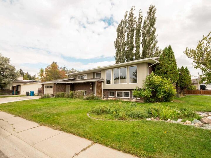 Property Photo:  46 Laval Court W  AB T1K 4G3 